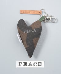 ARTEPOVERA｜【 ARTEPOVERA-25WI75030 】 US.カモジャケット RE-キーホルダー(PEACE)