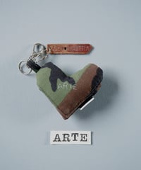 ARTEPOVERA｜【 ARTEPOVERA-25WI73052 】 US.カモジャケット RE-キーホルダー(ARTE)