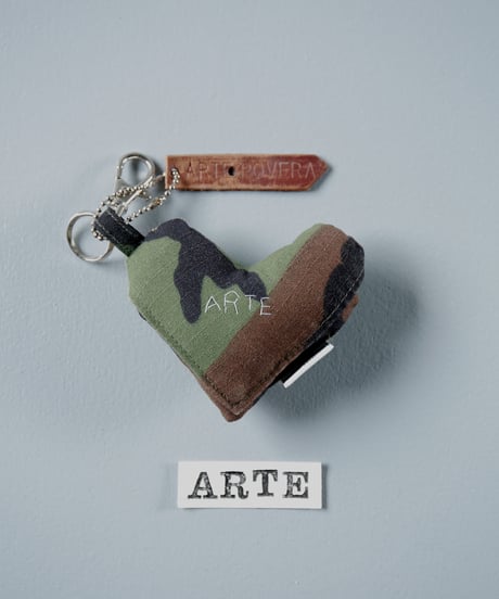 ARTEPOVERA｜【 ARTEPOVERA-25WI73052 】 US.カモジャケット RE-キーホルダー(ARTE)