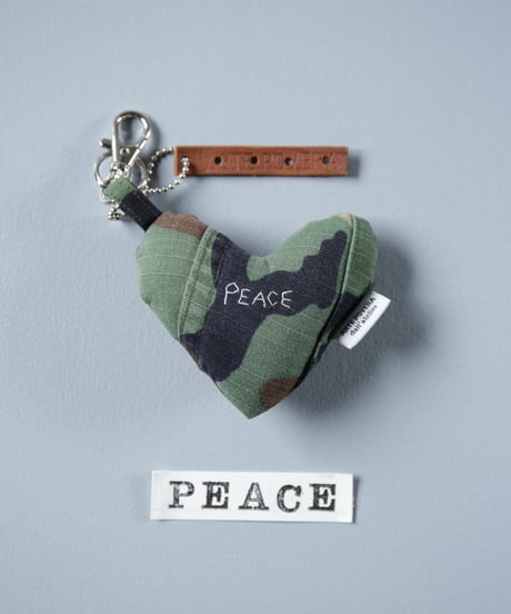 ARTEPOVERA｜【 ARTEPOVERA-25WI75041 】 US.カモジャケット RE-キーホルダー(PEACE)