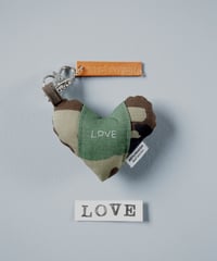 ARTEPOVERA｜【 ARTEPOVERA-25WI74059 】 US.カモジャケット RE-キーホルダー(LOVE)