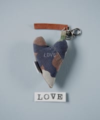 ARTEPOVERA｜【 ARTEPOVERA-25WI74052 】 US.カモジャケット RE-キーホルダー(LOVE)