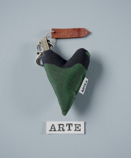 ARTEPOVERA｜【 ARTEPOVERA-25WI73048 】 US.カモジャケット RE-キーホルダー(ARTE)