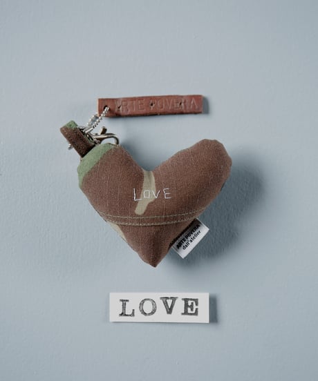 ARTEPOVERA｜【 ARTEPOVERA-25WI74046 】 US.カモジャケット RE-キーホルダー(LOVE)