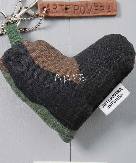 ARTEPOVERA｜【 ARTEPOVERA-25WI73005 】 US.カモジャケット RE-キーホルダー(ARTE)