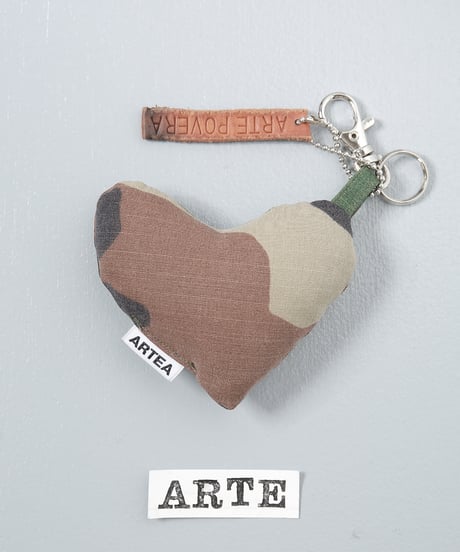 ARTEPOVERA｜【 ARTEPOVERA-25WI73028 】 US.カモジャケット RE-キーホルダー(ARTE)