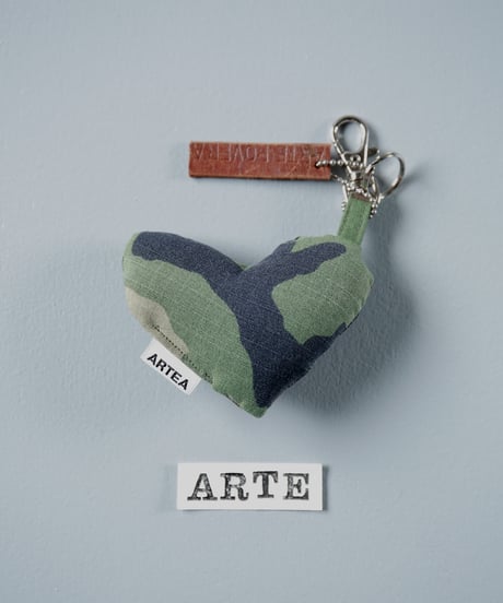 ARTEPOVERA｜【 ARTEPOVERA-25WI73051 】 US.カモジャケット RE-キーホルダー(ARTE)