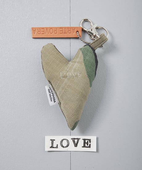 ARTEPOVERA｜【 ARTEPOVERA-25WI74013 】 US.カモジャケット RE-キーホルダー(LOVE)