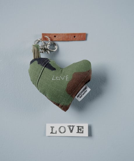 ARTEPOVERA｜【 ARTEPOVERA-25WI74053 】 US.カモジャケット RE-キーホルダー(LOVE)