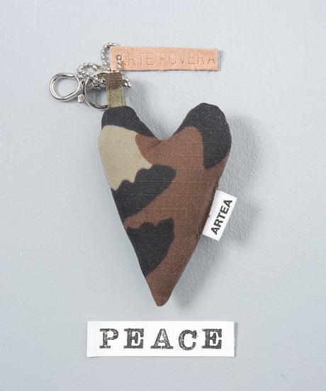 ARTEPOVERA｜【 ARTEPOVERA-25WI75026 】 US.カモジャケット RE-キーホルダー(PEACE)
