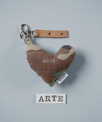 ARTEPOVERA｜【 ARTEPOVERA-25WI73055 】 US.カモジャケット RE-キーホルダー(ARTE)