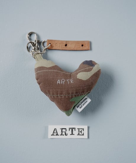 ARTEPOVERA｜【 ARTEPOVERA-25WI73055 】 US.カモジャケット RE-キーホルダー(ARTE)