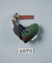 ARTEPOVERA｜【 ARTEPOVERA-25WI73051 】 US.カモジャケット RE-キーホルダー(ARTE)