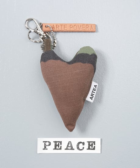 ARTEPOVERA｜【 ARTEPOVERA-25WI75025 】 US.カモジャケット RE-キーホルダー(PEACE)