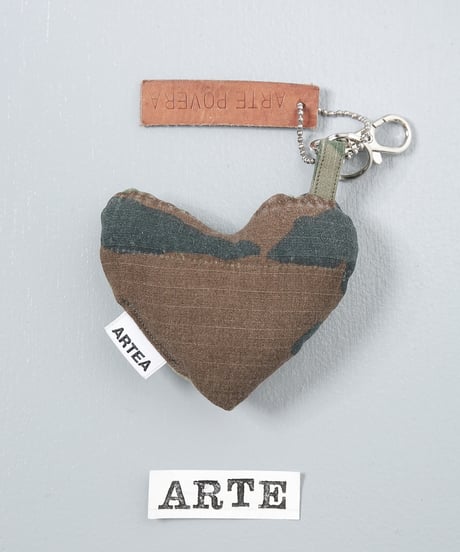 ARTEPOVERA｜【 ARTEPOVERA-25WI73035 】 US.カモジャケット RE-キーホルダー(ARTE)