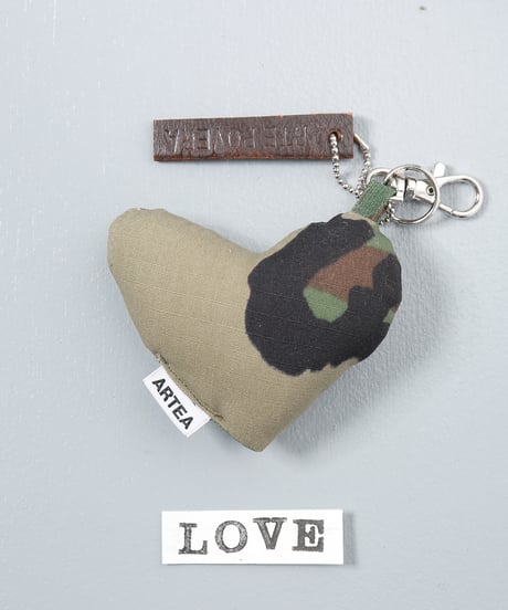 ARTEPOVERA｜【 ARTEPOVERA-25WI74037 】 US.カモジャケット RE-キーホルダー(LOVE)