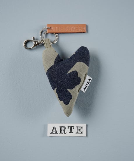 ARTEPOVERA｜【 ARTEPOVERA-25WI73058 】 US.カモジャケット RE-キーホルダー(ARTE)