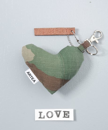 ARTEPOVERA｜【 ARTEPOVERA-25WI74034 】 US.カモジャケット RE-キーホルダー(LOVE)