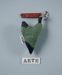 ARTEPOVERA｜【 ARTEPOVERA-25WI73060 】 US.カモジャケット RE-キーホルダー(ARTE)