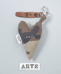 ARTEPOVERA｜【 ARTEPOVERA-25WI73024 】 US.カモジャケット RE-キーホルダー(ARTE)
