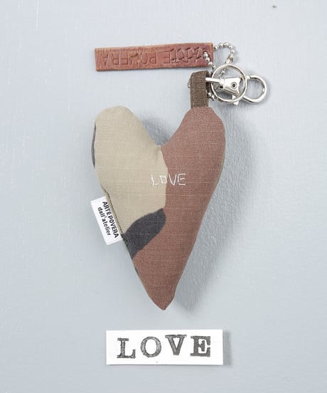 ARTEPOVERA｜【 ARTEPOVERA-25WI74039 】 US.カモジャケット RE-キーホルダー(LOVE)