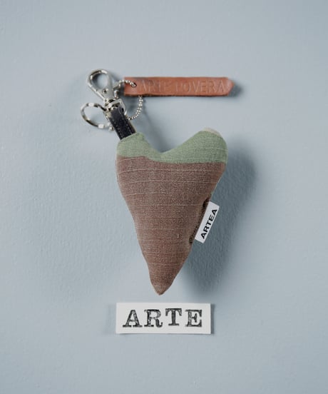 ARTEPOVERA｜【 ARTEPOVERA-25WI73056 】 US.カモジャケット RE-キーホルダー(ARTE)
