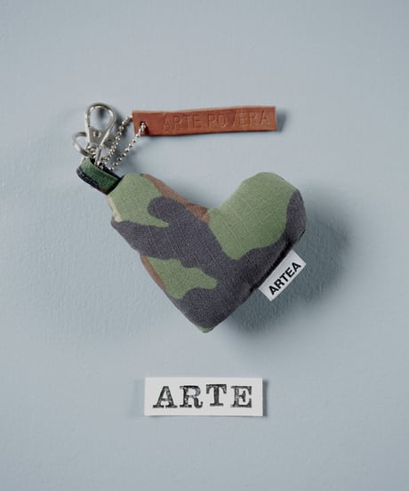 ARTEPOVERA｜【 ARTEPOVERA-25WI73049 】 US.カモジャケット RE-キーホルダー(ARTE)
