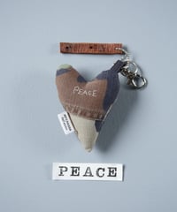 ARTEPOVERA｜【 ARTEPOVERA-25WI75042 】 US.カモジャケット RE-キーホルダー(PEACE)