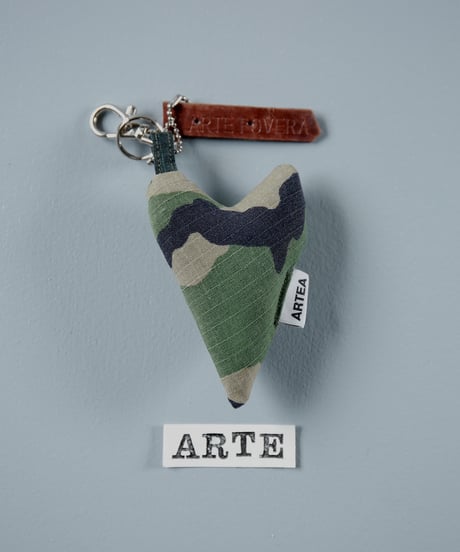 ARTEPOVERA｜【 ARTEPOVERA-25WI73060 】 US.カモジャケット RE-キーホルダー(ARTE)