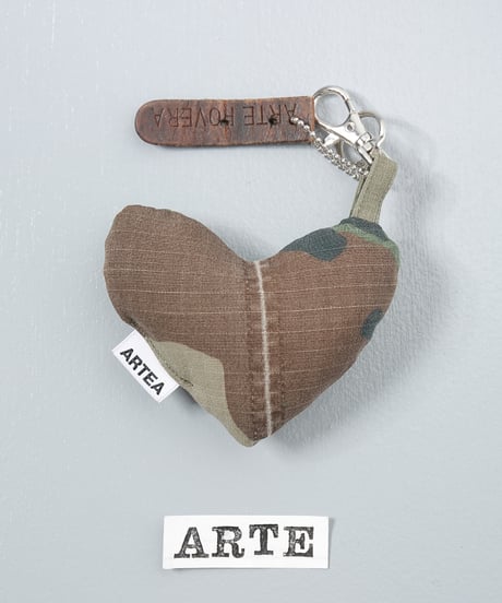 ARTEPOVERA｜【 ARTEPOVERA-25WI73025 】 US.カモジャケット RE-キーホルダー(ARTE)