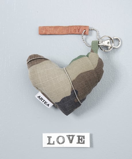 ARTEPOVERA｜【 ARTEPOVERA-25WI74029 】 US.カモジャケット RE-キーホルダー(LOVE)