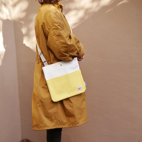 薄型なのに大容量サコッシュ（yellow＆white）※ポーチ別売