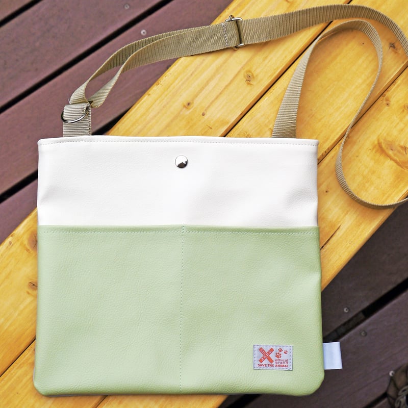 薄型なのに大容量サコッシュ（green＆white） | forZERO