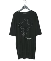 ys Yuji SUGENO (イース ユウジ スゲノ)  220510101-BLACK / ys Line Art Hemstep Big Tee