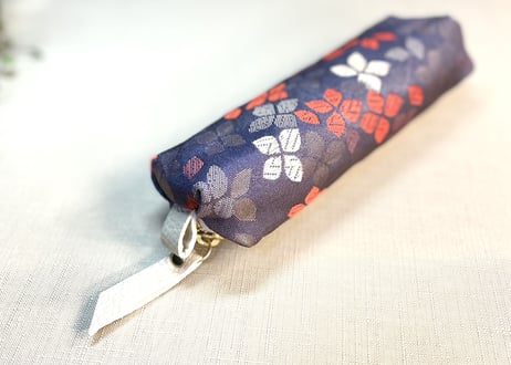 ペンケース型キャラメルポーチ／pencil case／パープル系　色とりどりの小花がステキな帯 1