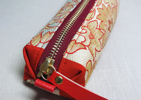 ペンケース型キャラメルポーチ／pencil case／鮮やかな赤がアクセントの帯