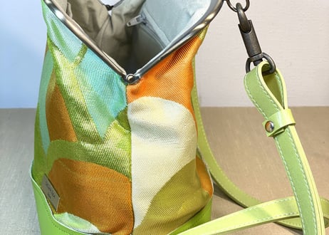 がま口ショルダーバッグ20cm／ライトグリーン×アンティークゴールドの口金／Clasp Shoulder Bag (20 cm Frame Type)