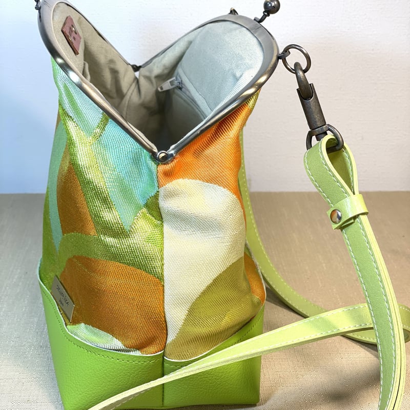 がま口ショルダーバッグ20cm／ライトグリーン×アンティークゴールドの