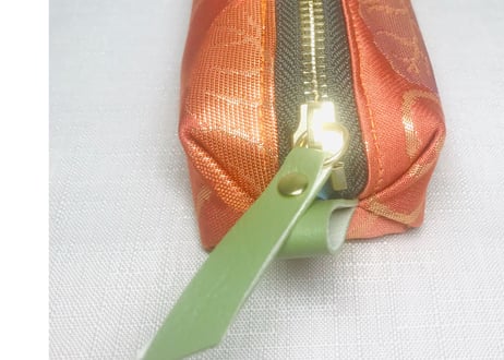 ペンケース型キャラメルポーチ／pencil case／オレンジとゴールドの桐模様
