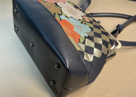 がま口3WAYショルダーバッグ 角形24cm／黒地に桜と紅葉／3-Way Clasp Bag (24 cm Frame Type)