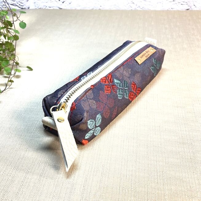 ペンケース型キャラメルポーチ／pencil case／パープル系　色とりどりの小花がステキな帯 1