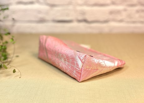 ファスナーポーチ　鮮やかなピンクとシルバー／zipper pouch
