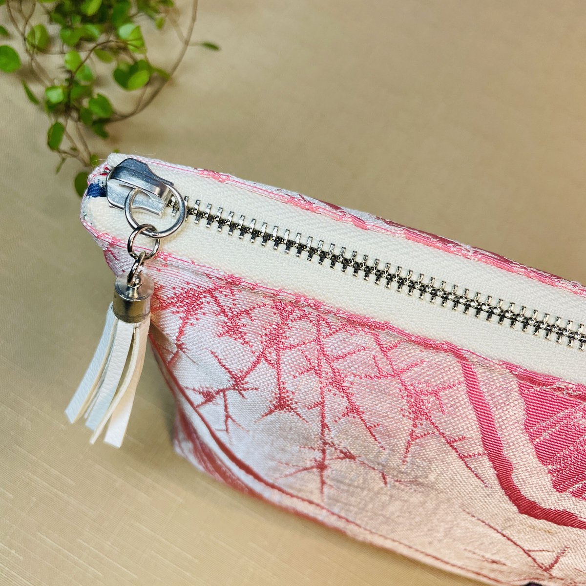 ファスナーポーチ 鮮やかなピンクとシルバー／zipper pouch | sumire