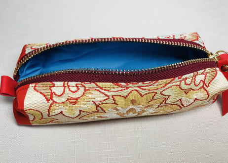 ペンケース型キャラメルポーチ／pencil case／鮮やかな赤がアクセントの帯