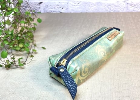 ペンケース型キャラメルポーチ／pencil case／ライトグリーンといぶしゴールドの帯