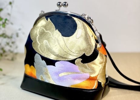 がま口ショルダーバッグ 18cmくし型／黒地に赤と緑が映える帯／Clasp Shoulder Bag (18 cm Frame Type)