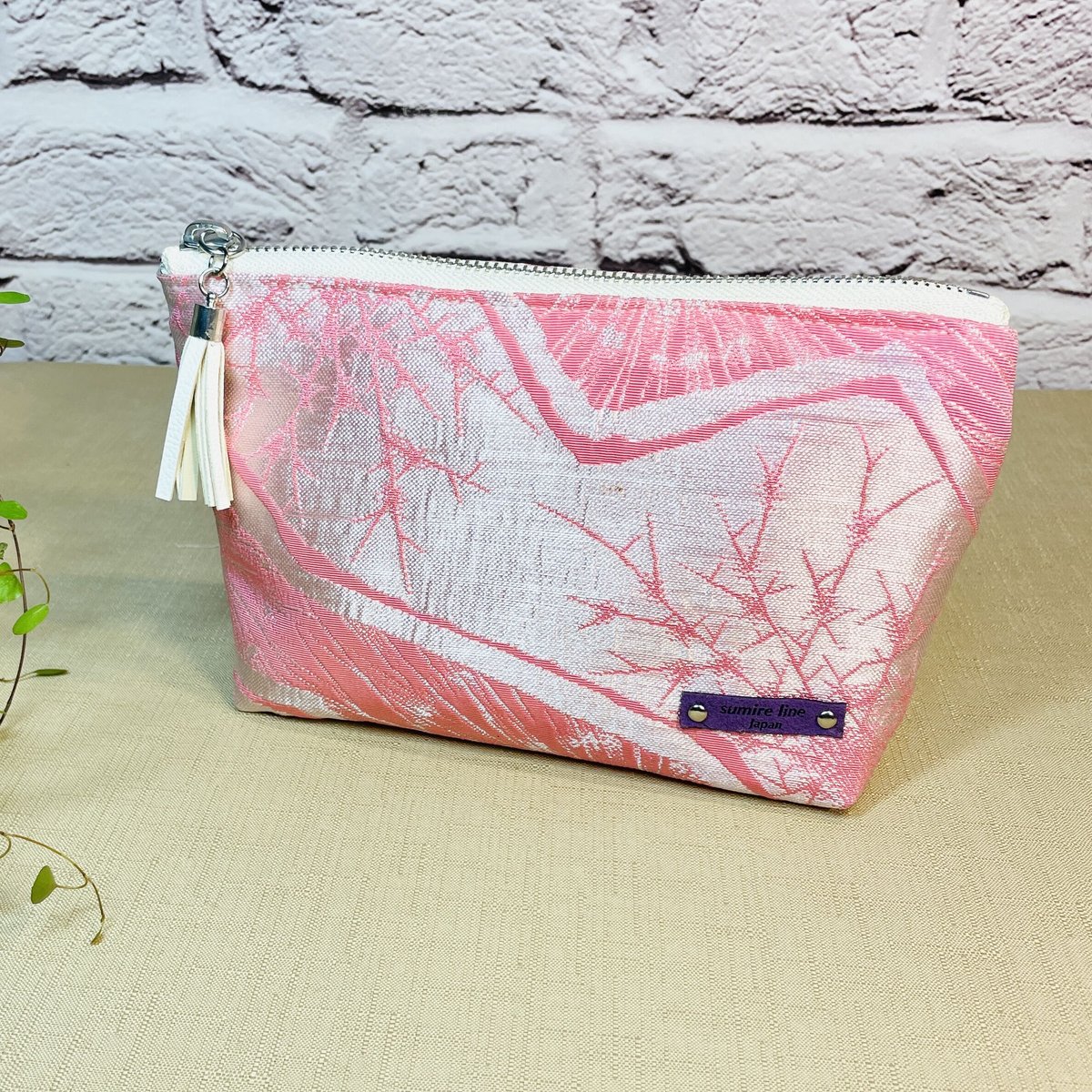 ファスナーポーチ 鮮やかなピンクとシルバー／zipper pouch | sumire