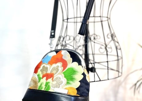 がま口ショルダーバッグ 18cmくし型／黒地に赤と緑が映える帯／Clasp Shoulder Bag (18 cm Frame Type)