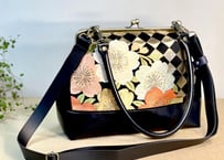 がま口3WAYショルダーバッグ 角形24cm／黒地に桜と紅葉／3-Way Clasp Bag (24 cm Frame Type)