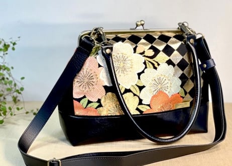 がま口3WAYショルダーバッグ 角形24cm／黒地に桜と紅葉／3-Way Clasp Bag (24 cm Frame Type)